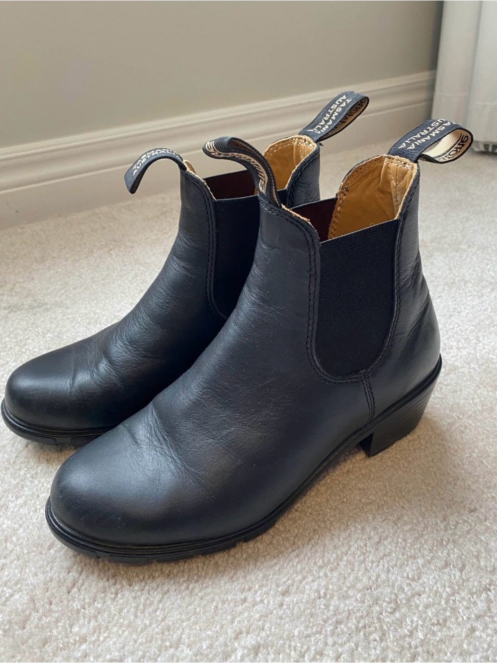 Black Leather Blundstone Chelsea Boots with Pull Tabs